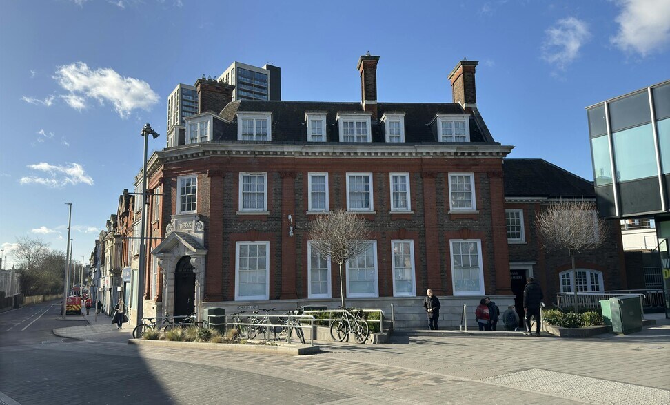 1-2 High St, Woking à louer - Photo du bâtiment - Image 1 de 3