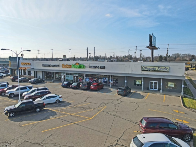 301-325 N Clippert St, Lansing, MI for lease - Building Photo - Image 2 of 5