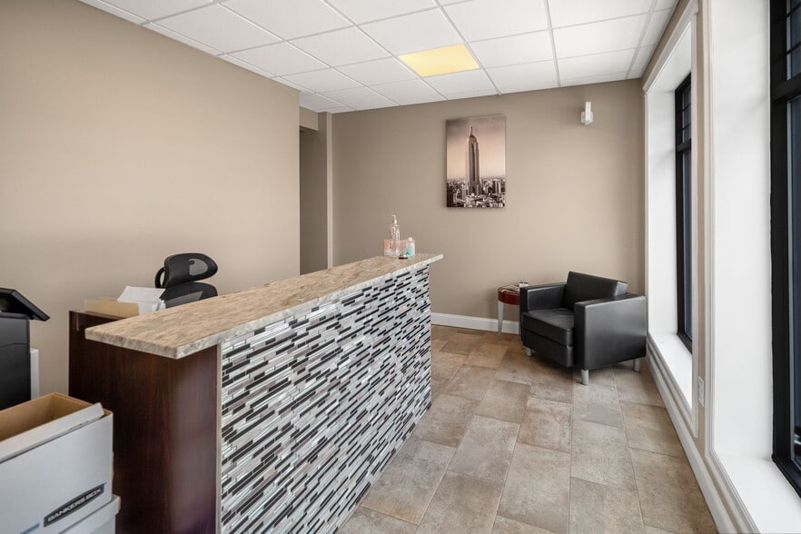 687 New Loudon Rd, Latham, NY for sale - Building Photo - Image 2 of 17