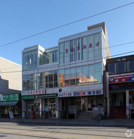 411-417 Dundas St W, Toronto, ON à louer - Photo du bâtiment - Image 3 de 4