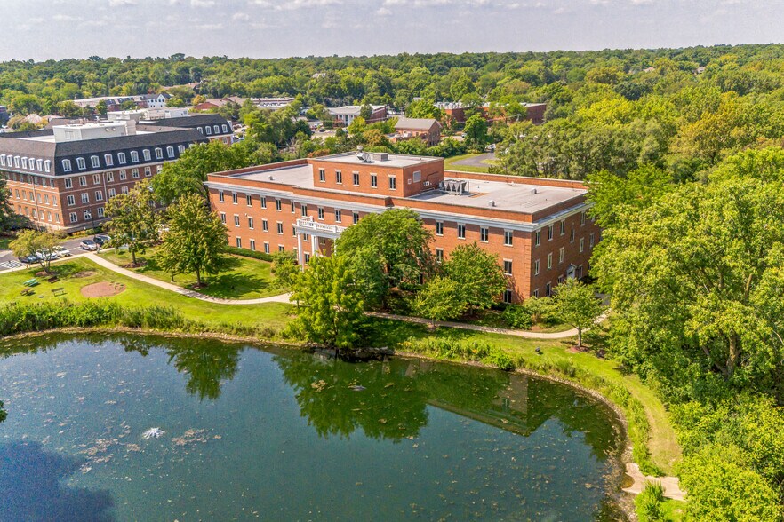 911 N Elm St, Hinsdale, IL à louer - Photo du bâtiment - Image 2 de 11
