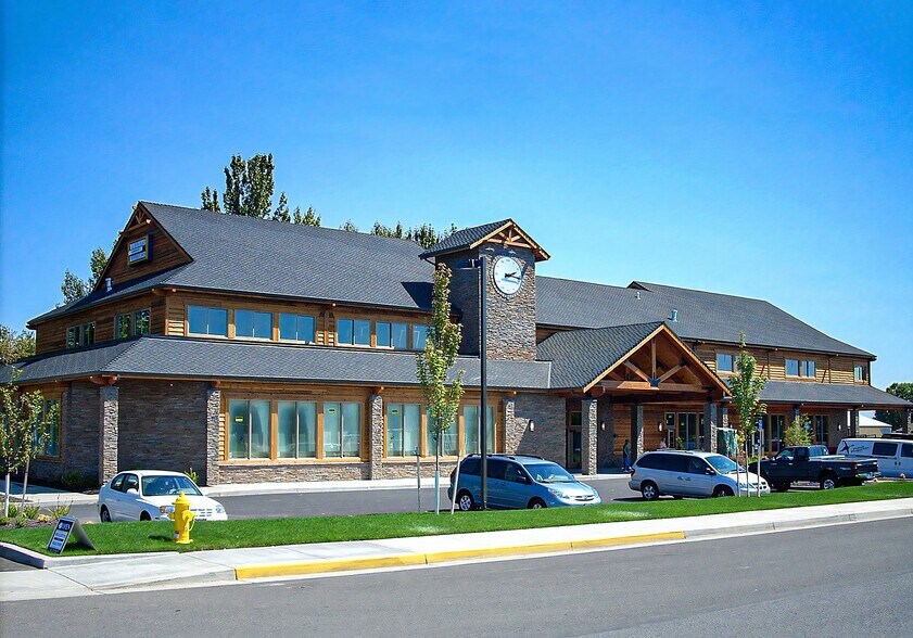 700 Deborah Rd, Newberg, OR à louer - Photo du bâtiment - Image 1 de 3