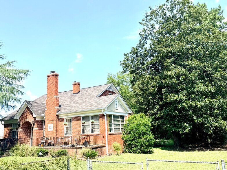 710 Raleigh St, West Columbia, SC à louer - Photo du bâtiment - Image 2 de 14