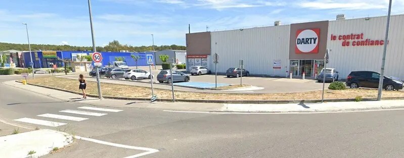 Retail in Saint-Mitre-les-Remparts for lease - Building Photo - Image 3 of 5