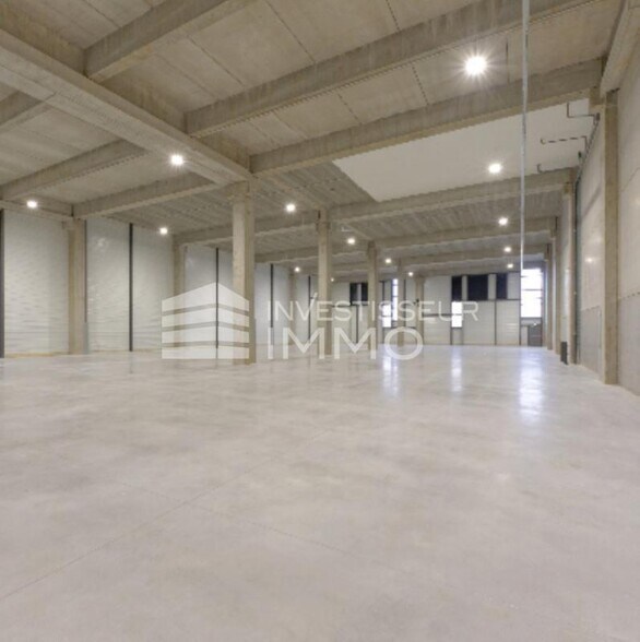 Flex in Élancourt for lease - Building Photo - Image 2 of 5