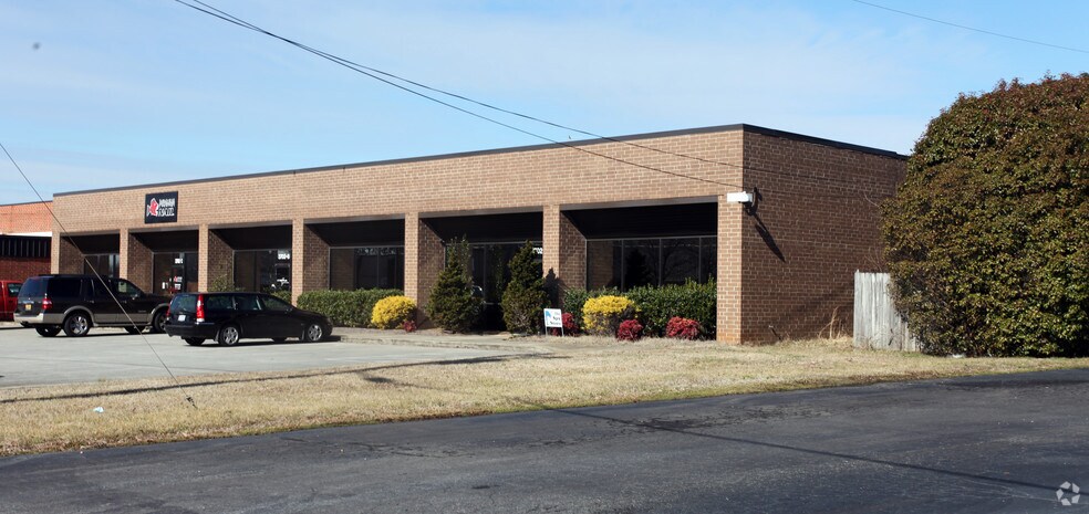 3702 Alliance Dr, Greensboro, NC à louer - Photo du bâtiment - Image 2 de 4