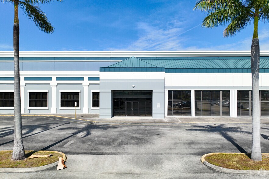 1313 NW 167th St, Miami, FL à louer - Photo du bâtiment - Image 2 de 18