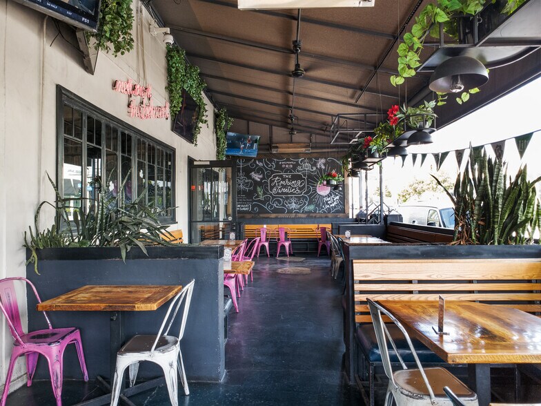 747 N La Cienega Blvd, West Hollywood, CA à louer - Photo du bâtiment - Image 3 de 8