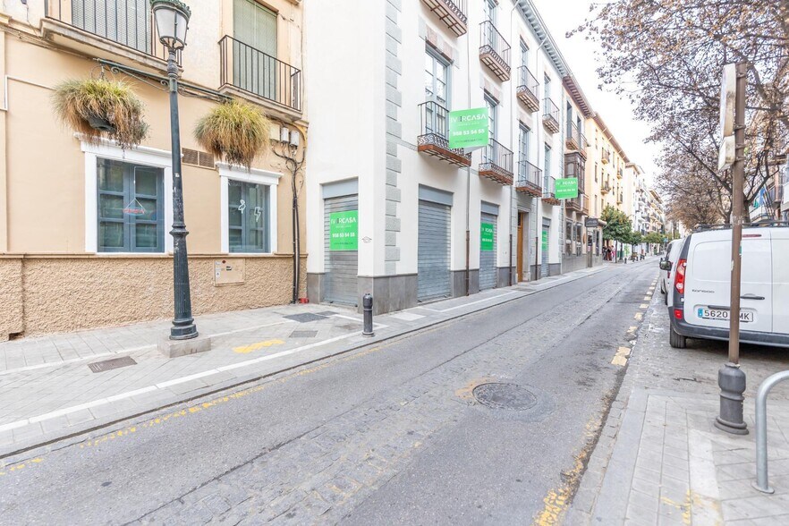 Retail in Granada for lease - Building Photo - Image 2 of 13