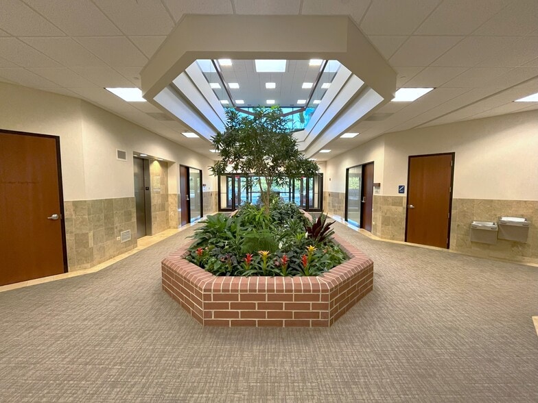4200 Cantera Dr, Warrenville, IL for sale - Lobby - Image 3 of 37