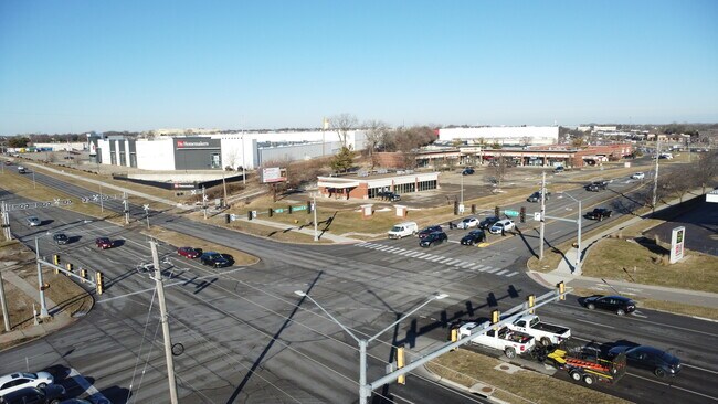 Plus de détails pour 3800 100th St, Urbandale, IA - Commerce de détail à vendre