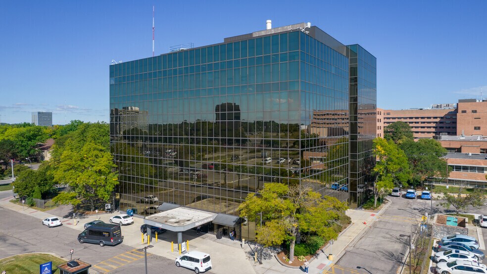 22250 Providence Dr, Southfield, MI à louer - Photo du bâtiment - Image 2 de 12