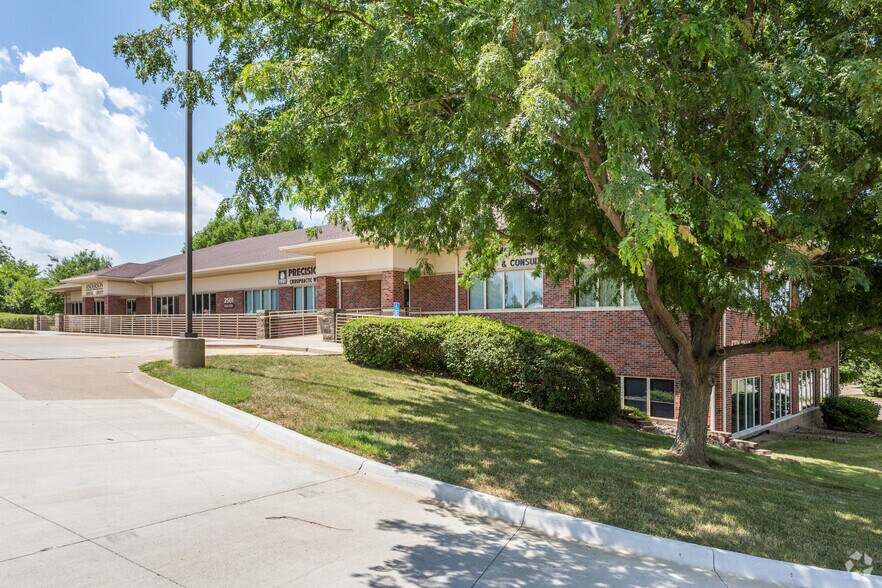 2501 Westown Pky, West Des Moines, IA à louer - Photo du bâtiment - Image 2 de 3