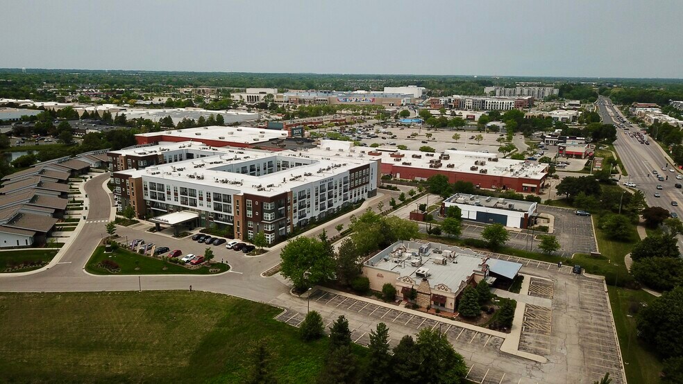 535 Lakeview Pky, Vernon Hills, IL à vendre - Photo du bâtiment - Image 2 de 5