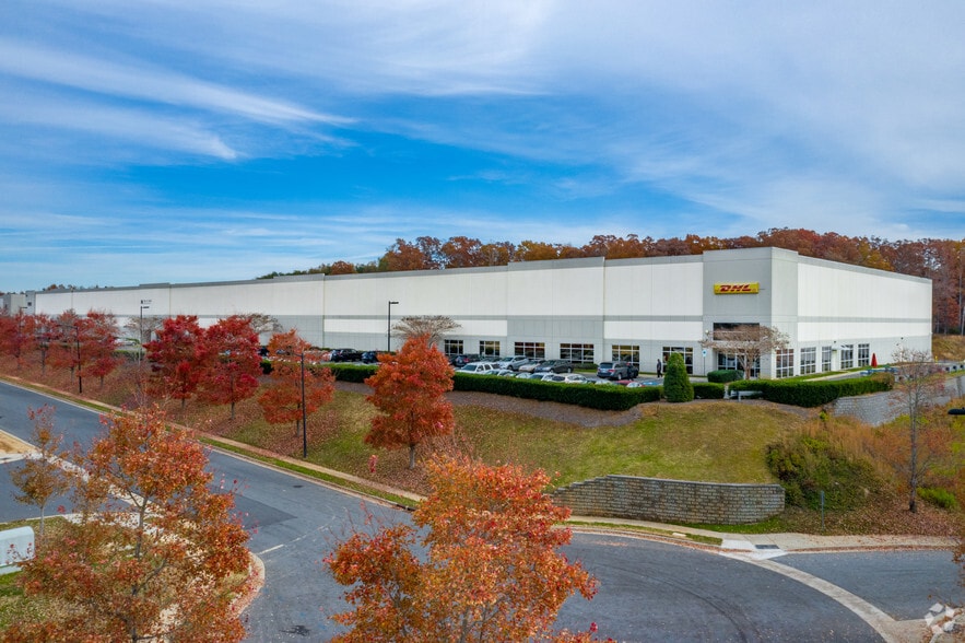 5032 Sirona Dr, Charlotte, NC à louer - Photo du bâtiment - Image 2 de 11