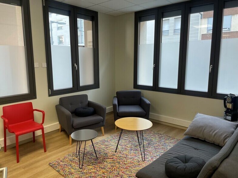Office in Villeurbanne for lease - Interior Photo - Image 2 of 3
