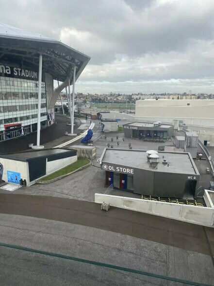 Bureau dans Décines-Charpieu à louer - Photo du bâtiment - Image 2 de 7