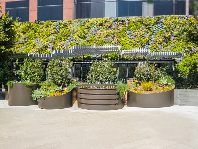 Plus de détails pour 11755 Wilshire Blvd, Los Angeles, CA - Commerce de détail à louer