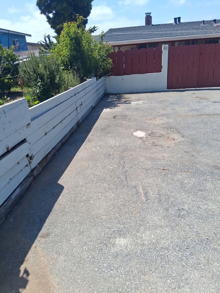 2085 Park Pl, Seaside, CA for lease - Building Photo - Image 3 of 4