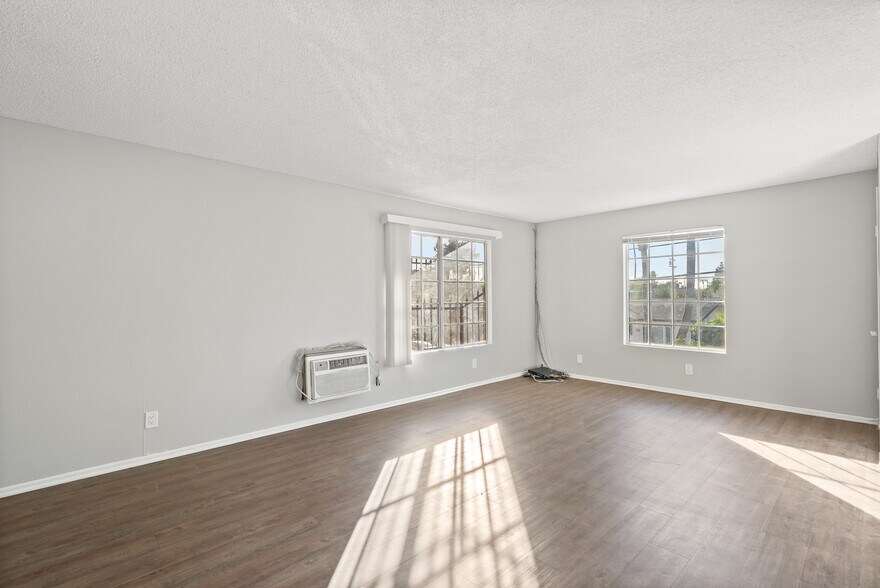 1515 N Dresser St, Santa Ana, CA à vendre - Photo du bâtiment - Image 2 de 34