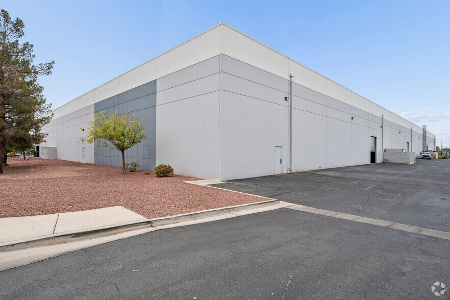 4171 Distribution Cir, North Las Vegas, NV à louer - Photo du bâtiment - Image 3 de 12