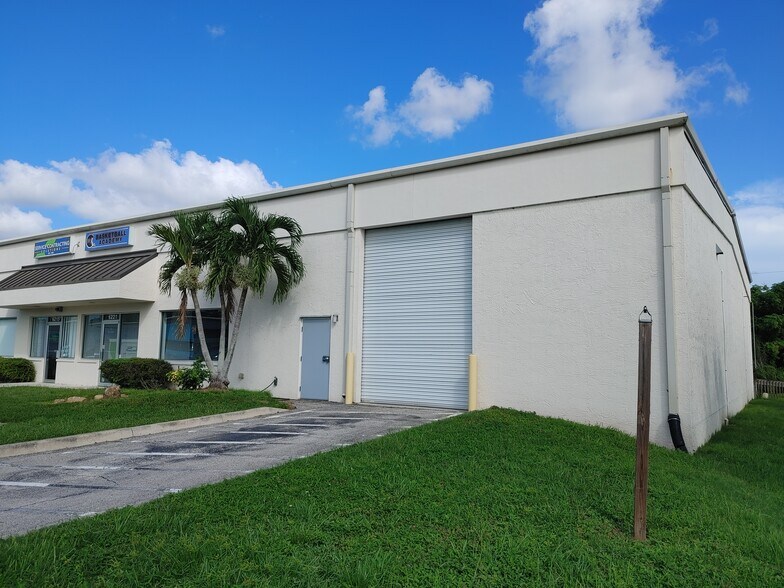 6250-6270 Clarity Ct, Sarasota, FL à louer - Photo du bâtiment - Image 2 de 8