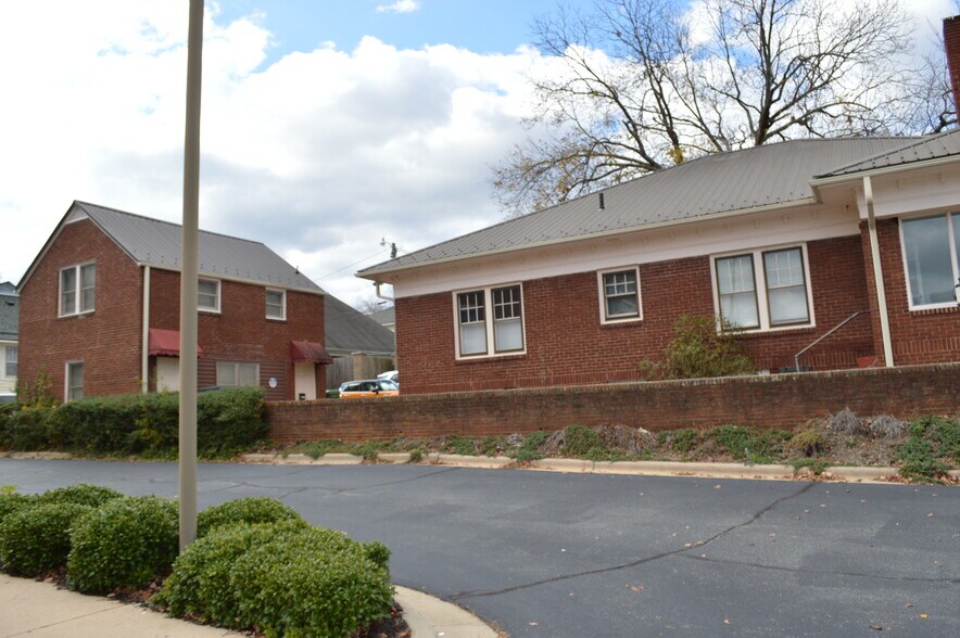 121 W Center St, Lexington, NC à vendre - Photo du bâtiment - Image 3 de 23