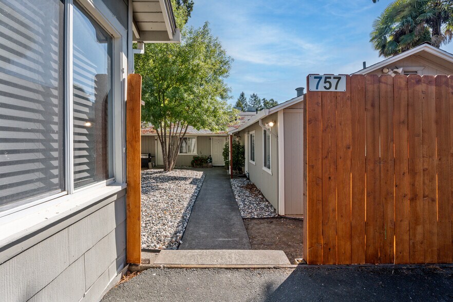 757 Waugh Ln, Ukiah, CA à vendre - Photo du bâtiment - Image 2 de 10