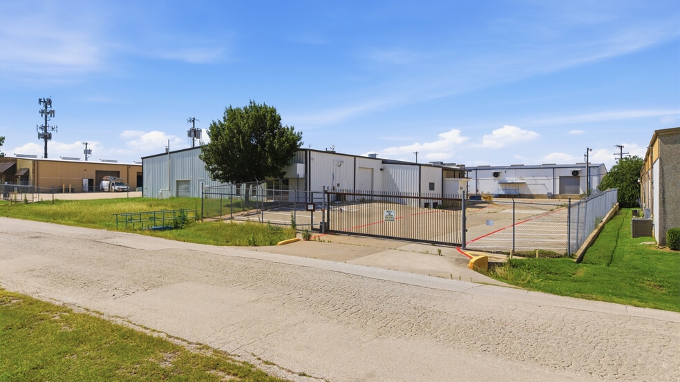 1119 S Commercial Blvd, Arlington, TX for sale - Building Photo - Image 2 of 15