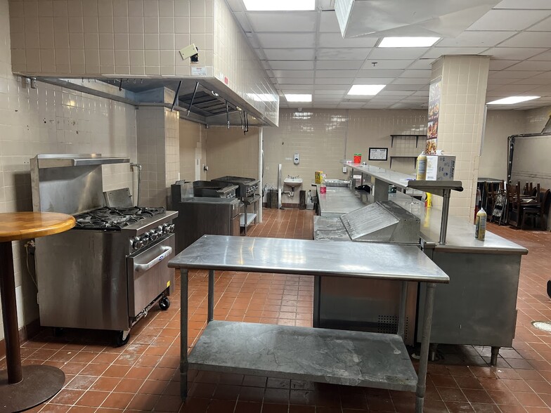 148 NW 167th St, Miami, FL for lease - Building Photo - Image 3 of 16