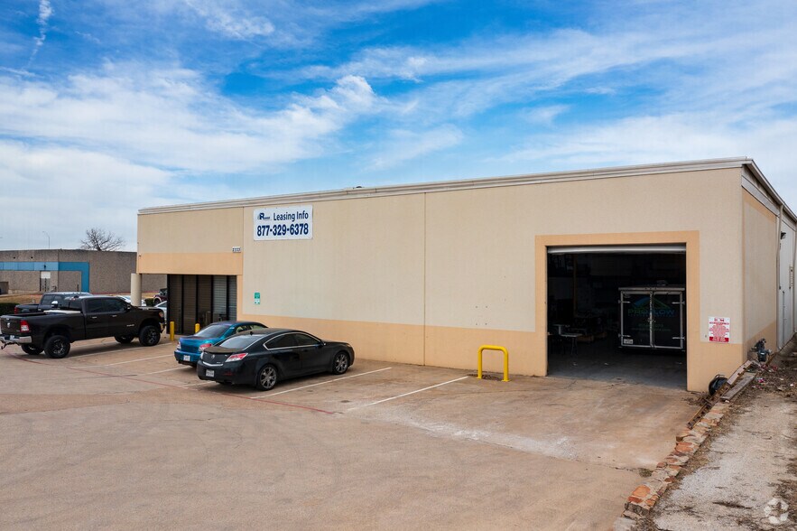 2333 Minnis Dr, Haltom City, TX à louer - Photo du bâtiment - Image 3 de 6