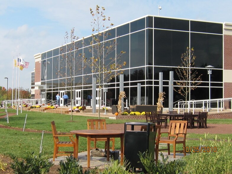 2 Commerce Dr, South Brunswick, NJ à louer - Photo du bâtiment - Image 1 de 19