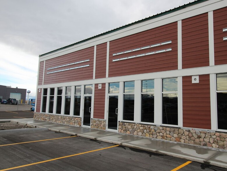 1050 Corner Mountain St, Pincher Creek, AB for lease - Building Photo - Image 3 of 4