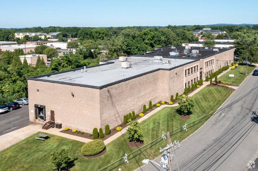 4-6 Just Rd, Fairfield, NJ à louer - Photo du bâtiment - Image 3 de 5