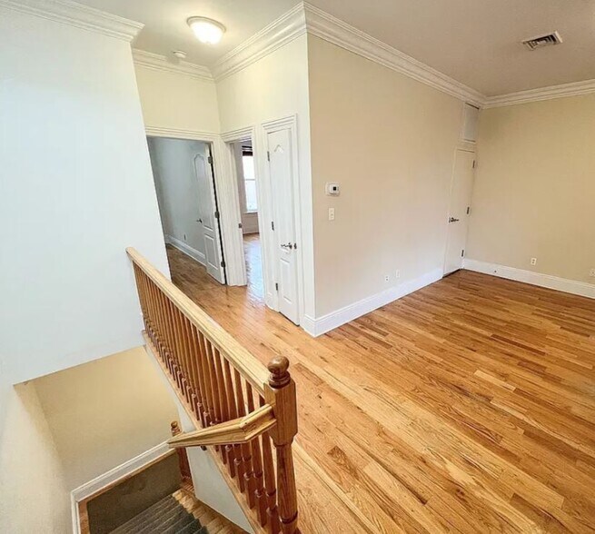 3090 & 3092 Steinway Street, Astoria portfolio of 2 properties for sale on LoopNet.ca - Building Photo - Image 2 of 14