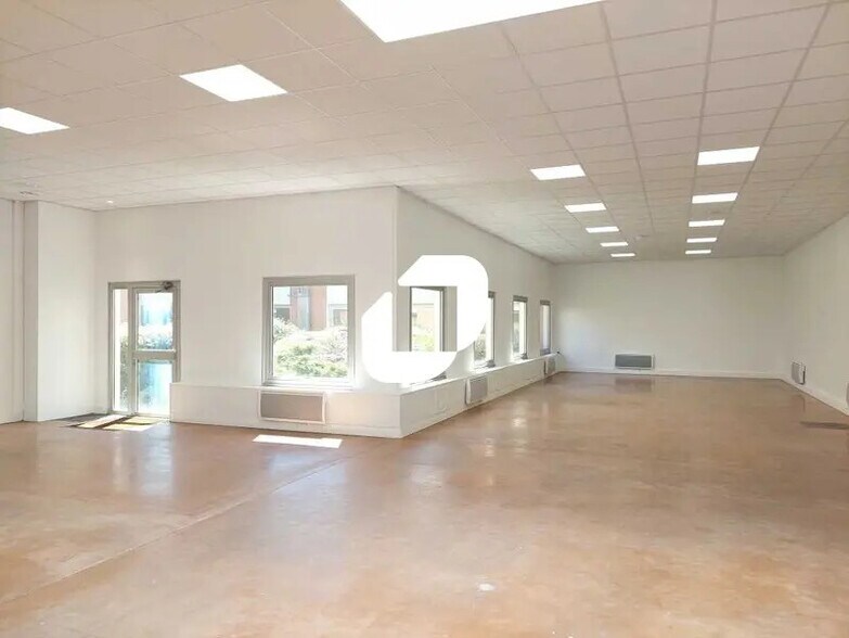 Office in Trappes for lease - Interior Photo - Image 3 of 12