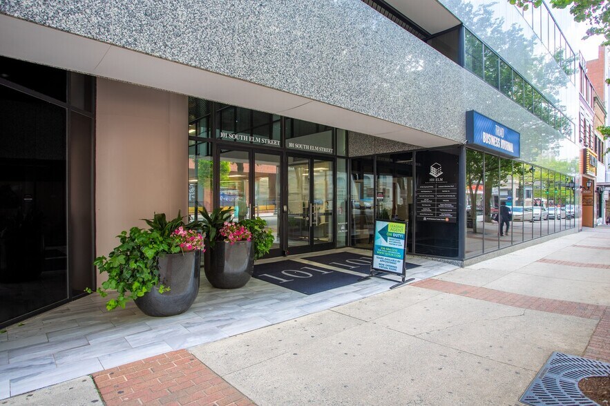 101 S Elm St, Greensboro, NC à louer - Photo du bâtiment - Image 2 de 30