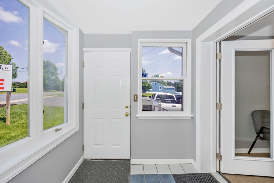 286 Montevue Ln, Frederick, MD for lease - Lobby - Image 3 of 15