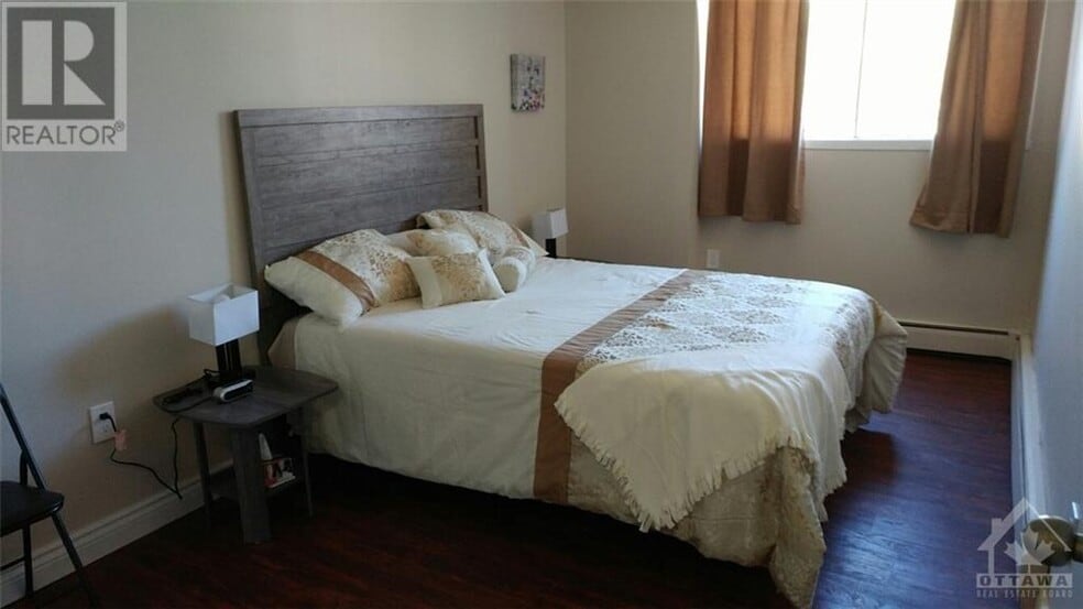 204 Bruyere St, Ottawa, ON for sale - Interior Photo - Image 3 of 7