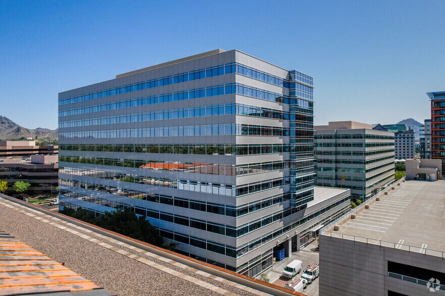 2325 E Camelback Rd, Phoenix, AZ à louer - Photo du bâtiment - Image 3 de 24