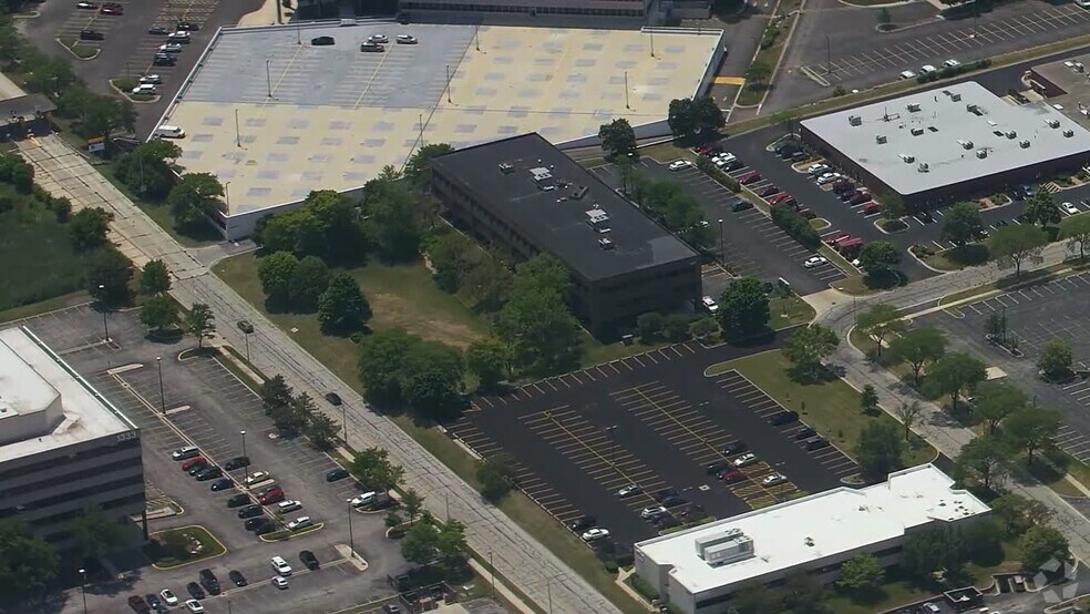 1401 Branding Ave, Downers Grove, IL à louer - Vidéo aérienne - Image 2 de 13