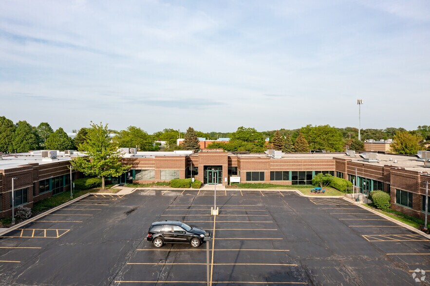 1091-1099 W Hawthorn Dr, Itasca, IL à louer - Photo du bâtiment - Image 2 de 15
