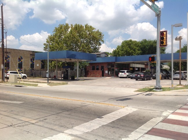 More details for 2303 N Main St, Houston, TX - Retail for Sale