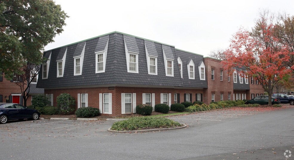 1499 Chain Bridge Rd, McLean, VA à louer - Photo du bâtiment - Image 1 de 2