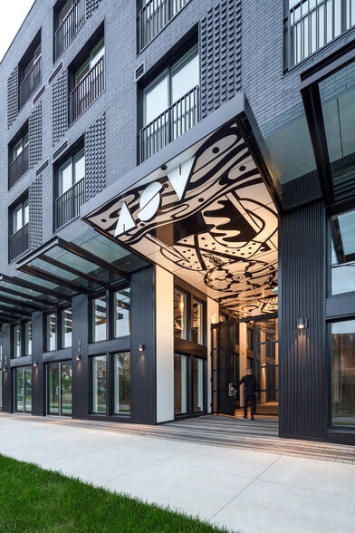 730-742 Glen Dr, Vancouver, BC à vendre - Photo du bâtiment - Image 3 de 9