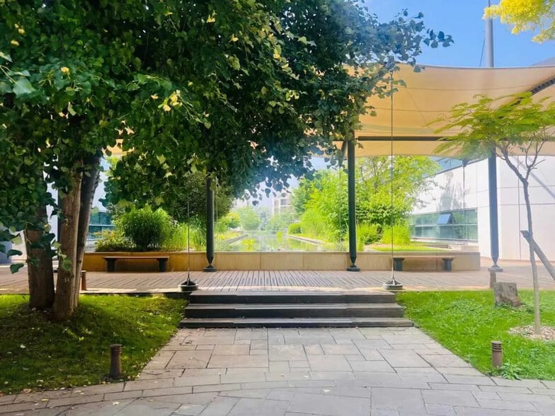 Office in Lyon for lease - Building Photo - Image 3 of 18