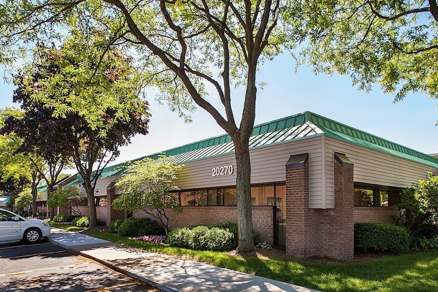 20270 Middlebelt Rd, Livonia, MI à louer - Photo du bâtiment - Image 2 de 10