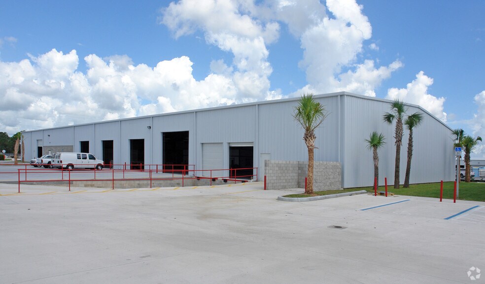 620 Distribution Dr, Melbourne, FL à louer - Photo principale - Image 1 de 7
