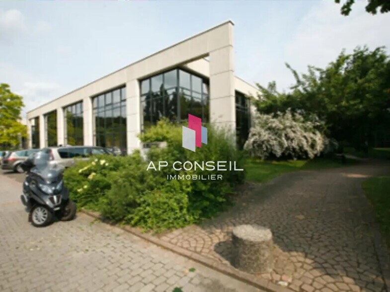 Office in Guyancourt for lease - Building Photo - Image 2 of 9