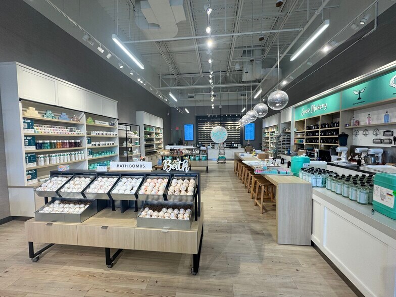 1153-1187 Ulster Ave, Kingston, NY à louer - Photo du bâtiment - Image 3 de 26